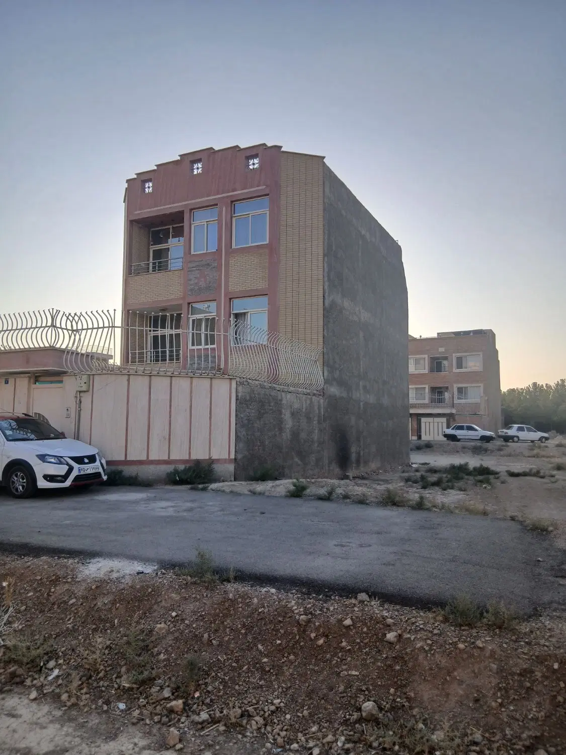 ۱۴۰ متر زمین مسکونی