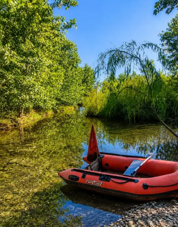 ویلایی کنار رودخانه