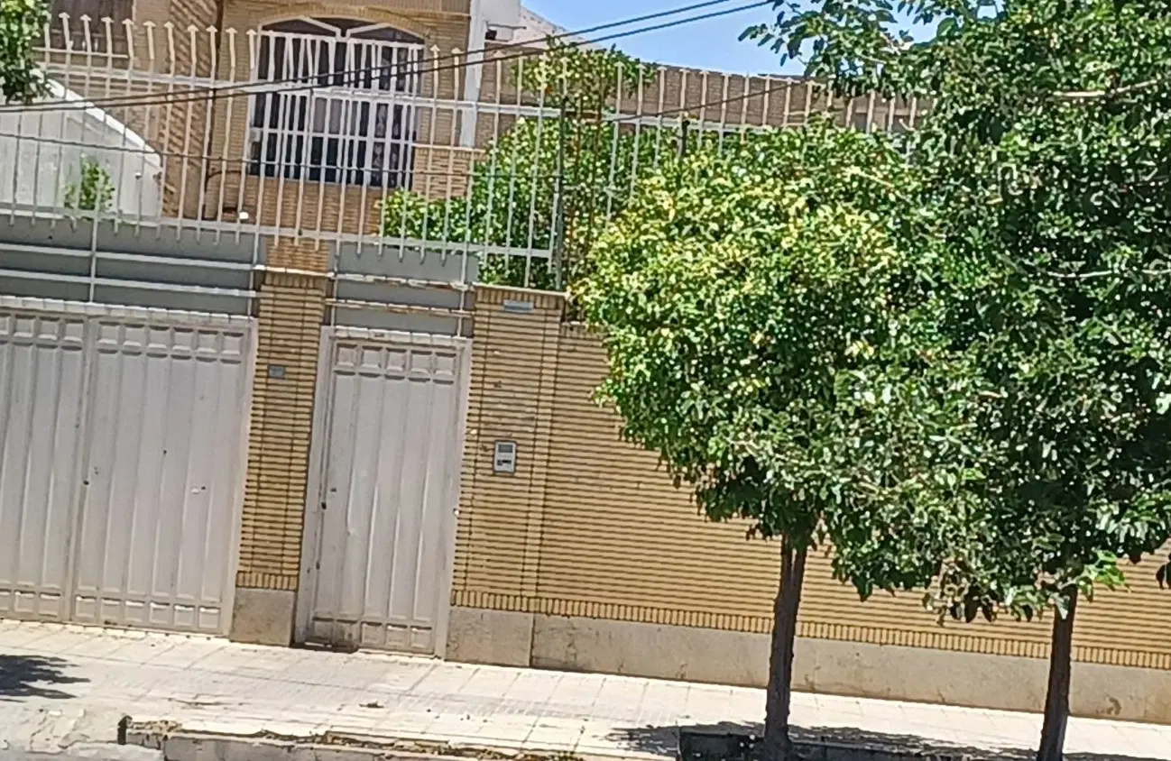 منزل ویلایی دو طبقه در به حیاط