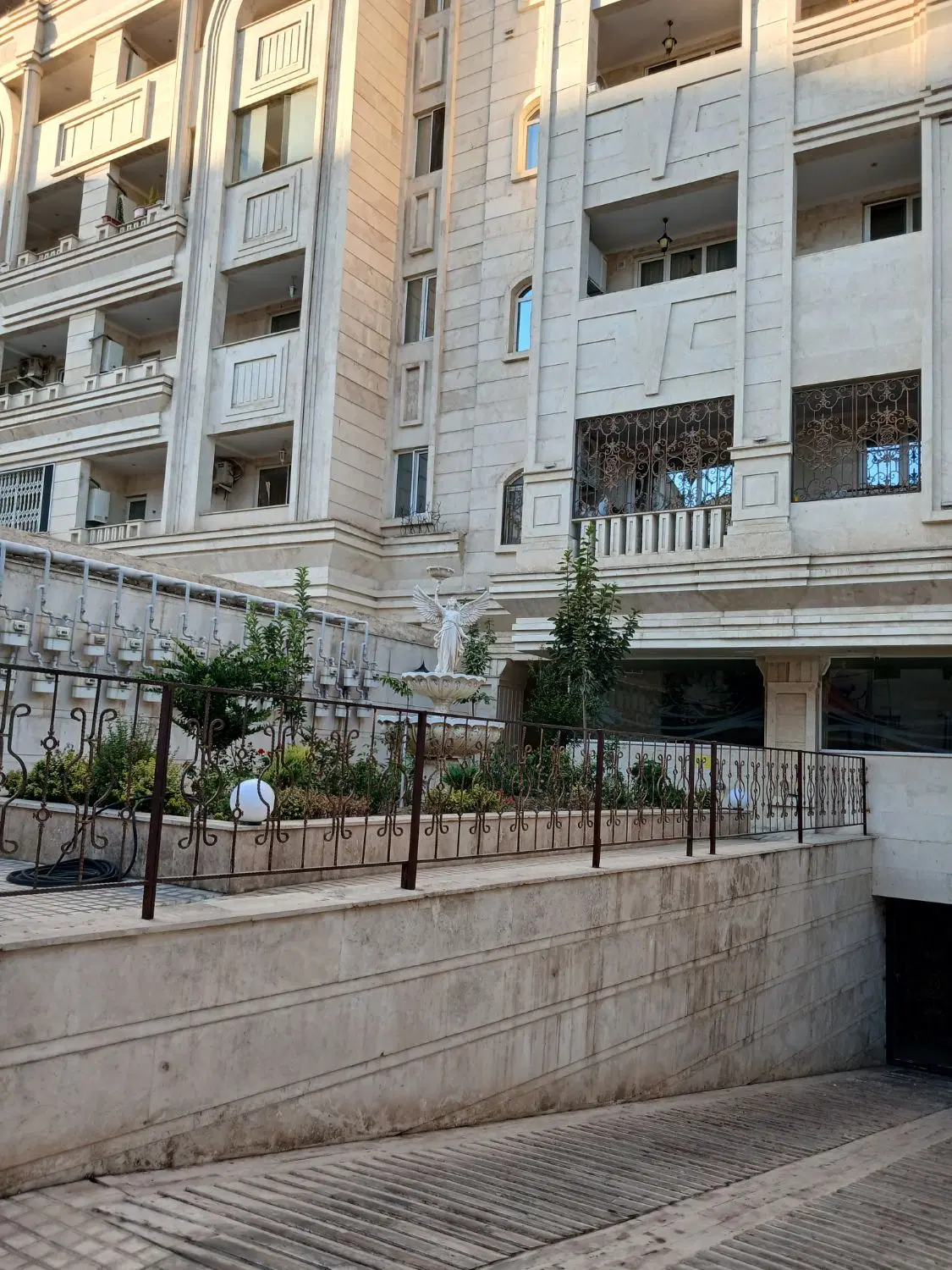 آپارتمان 89 متری لاله ها