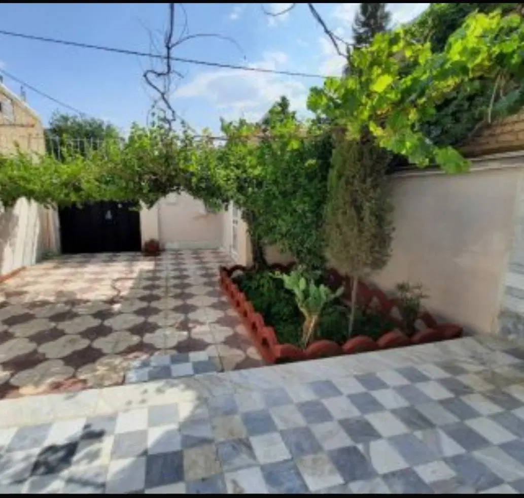 همخونه،خونه یکی.