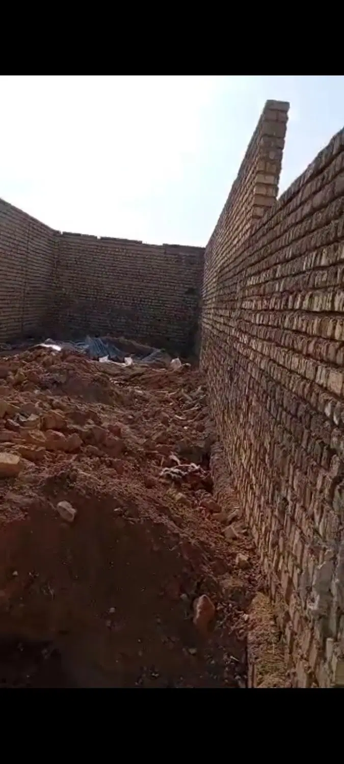 زمین چهار دیواری شده ۹۸ متر