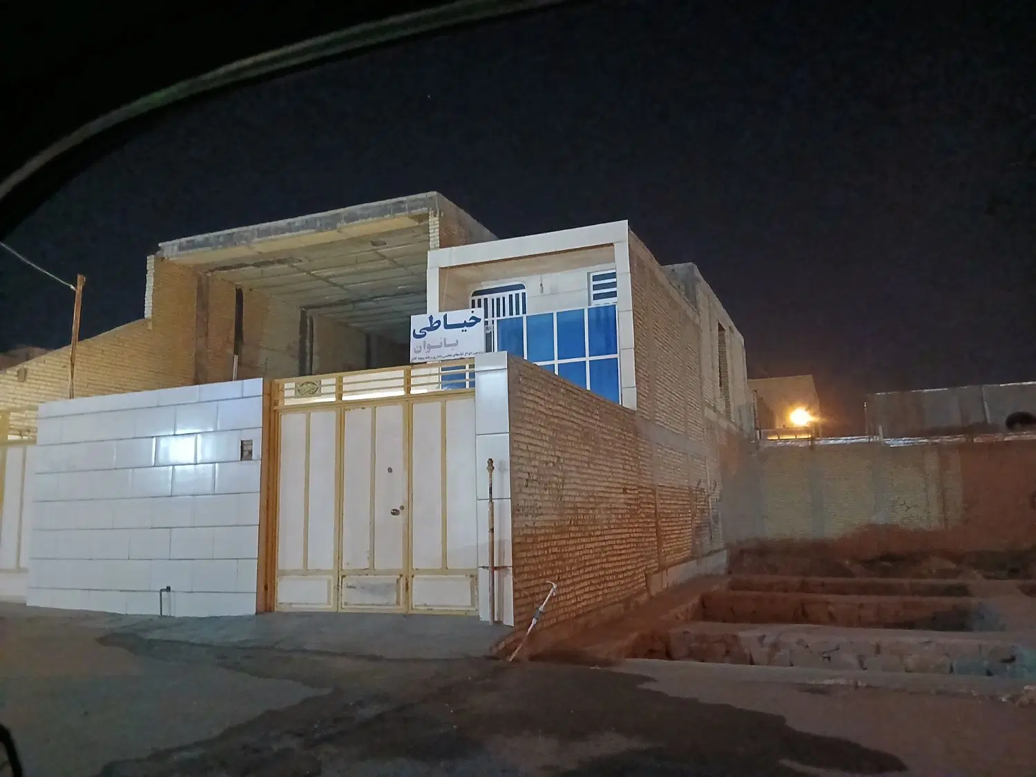 منزل طبقه بالا نمیه کاره رو بروی بیمارستان مادر