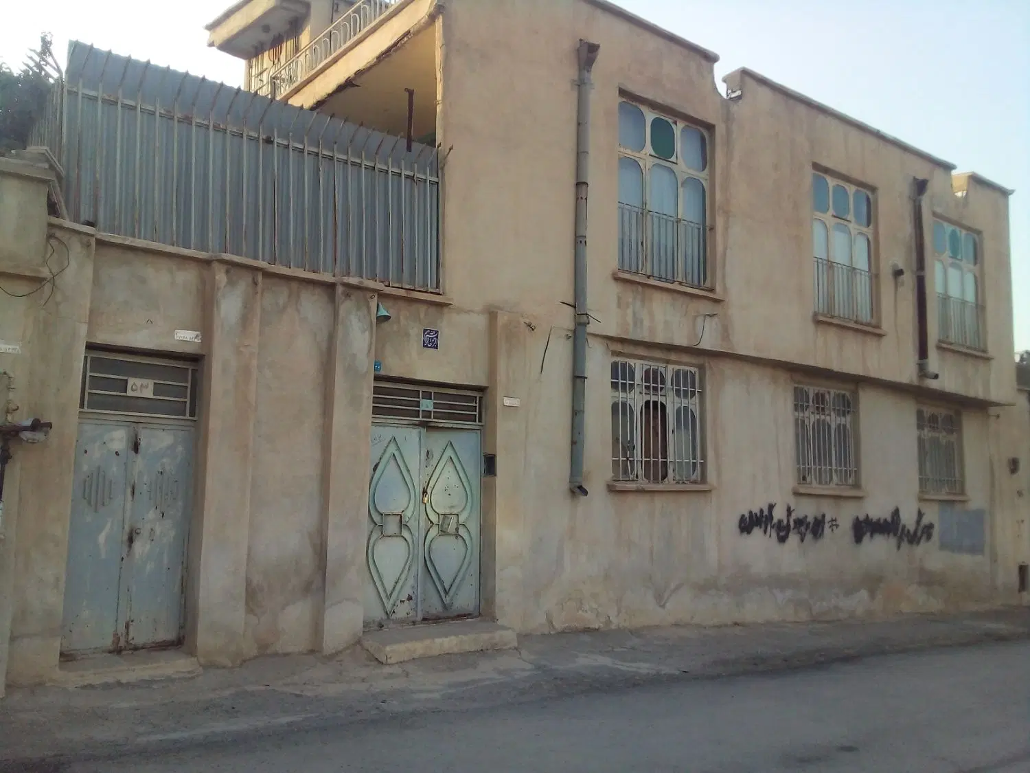 خانه گلنگی برخیابان