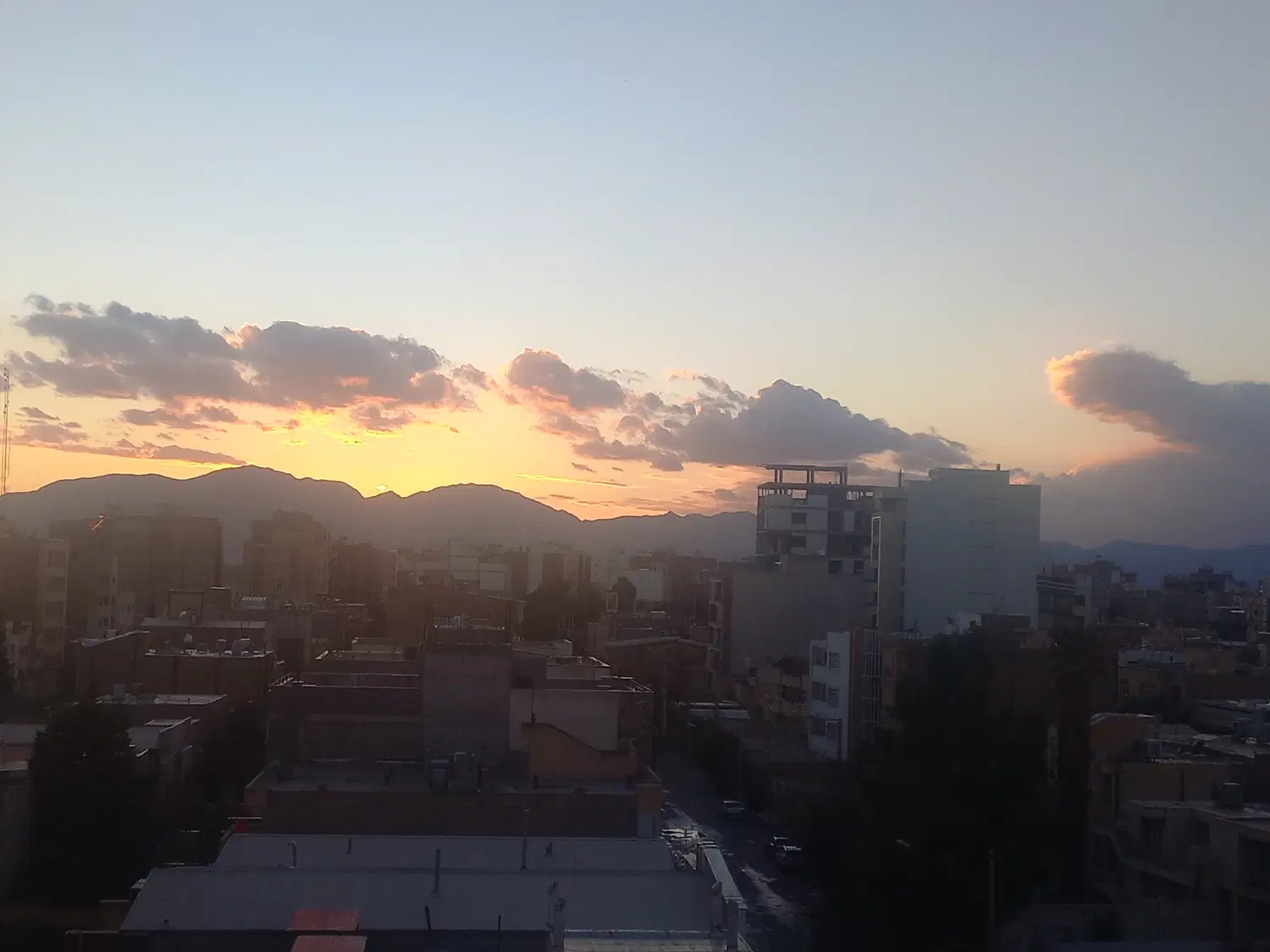 فروش فوری آپارتمان سه خوابه شهرک باهنر