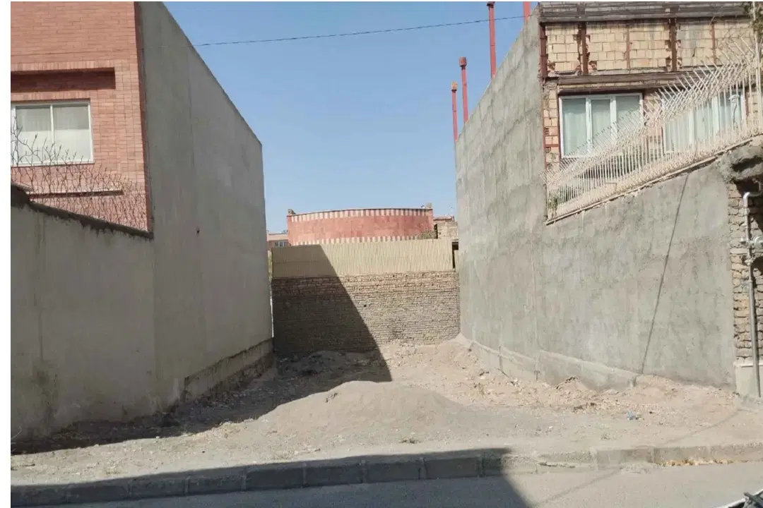 فروش یک قطعه زمین مسکونی ۲۰۲_۵ متر_ ۲۲_۵×۹ شمالی