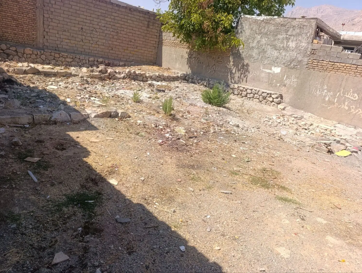 یک قطعه زمین ۲۰۰ متری