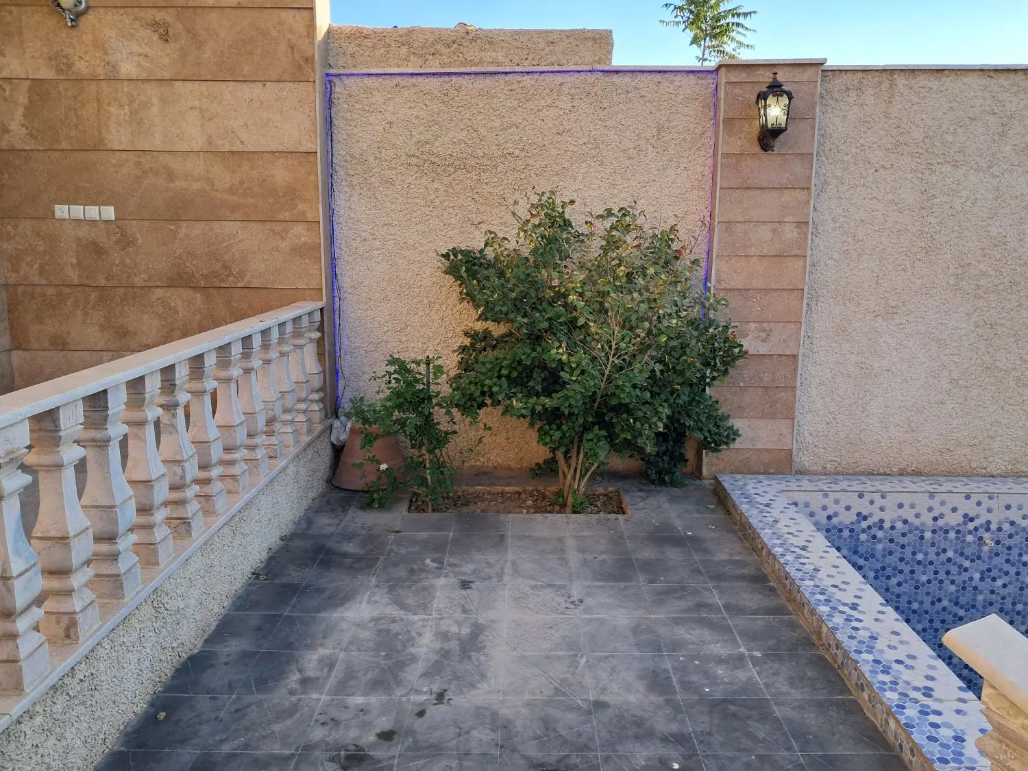 ۲۵۰متر باغچه فول امکانات مبله