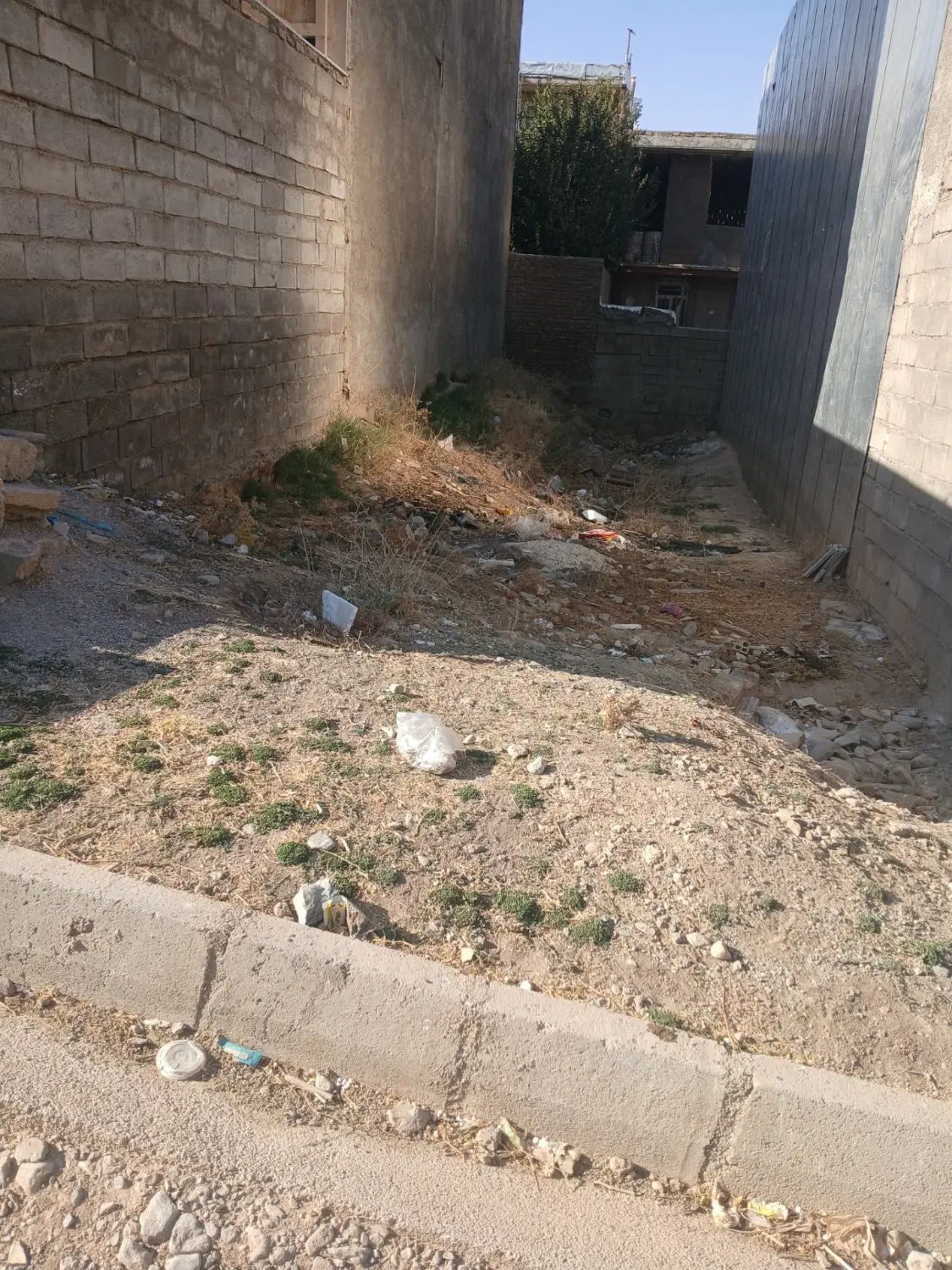 زمین‌صدمتری‌‌بغل‌آجرنما‌‌پشت‌مسجد