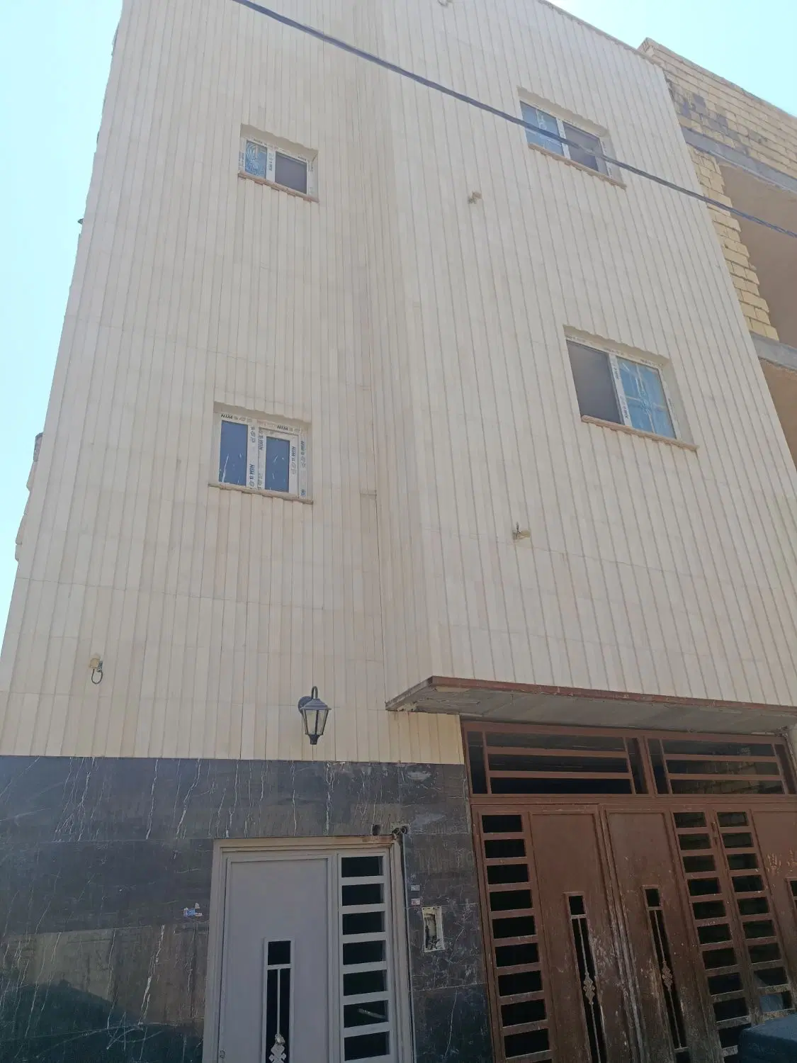 خانه ۳ طبقه در نبوی منش