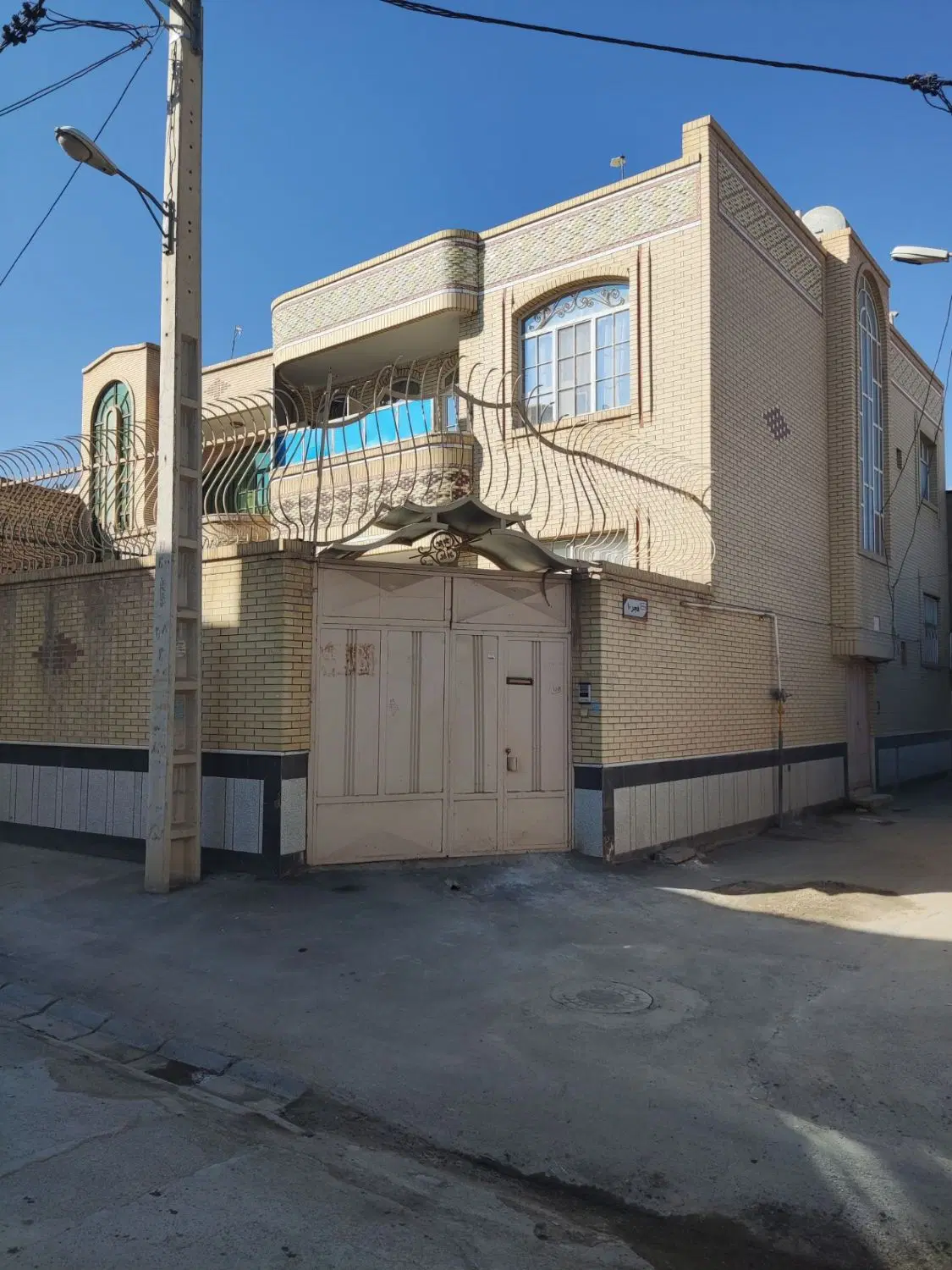 خانه دو طبقه دو نبش