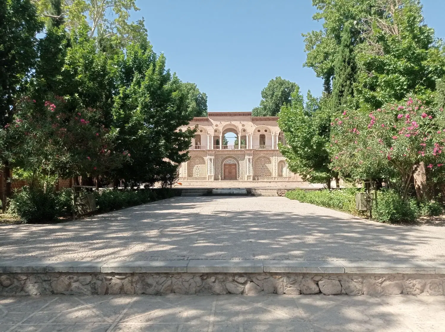 زمین دادگستری