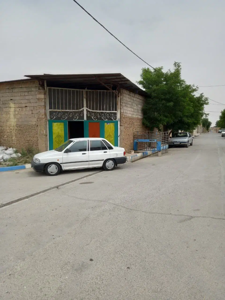 سالن ۷۰۰ متری