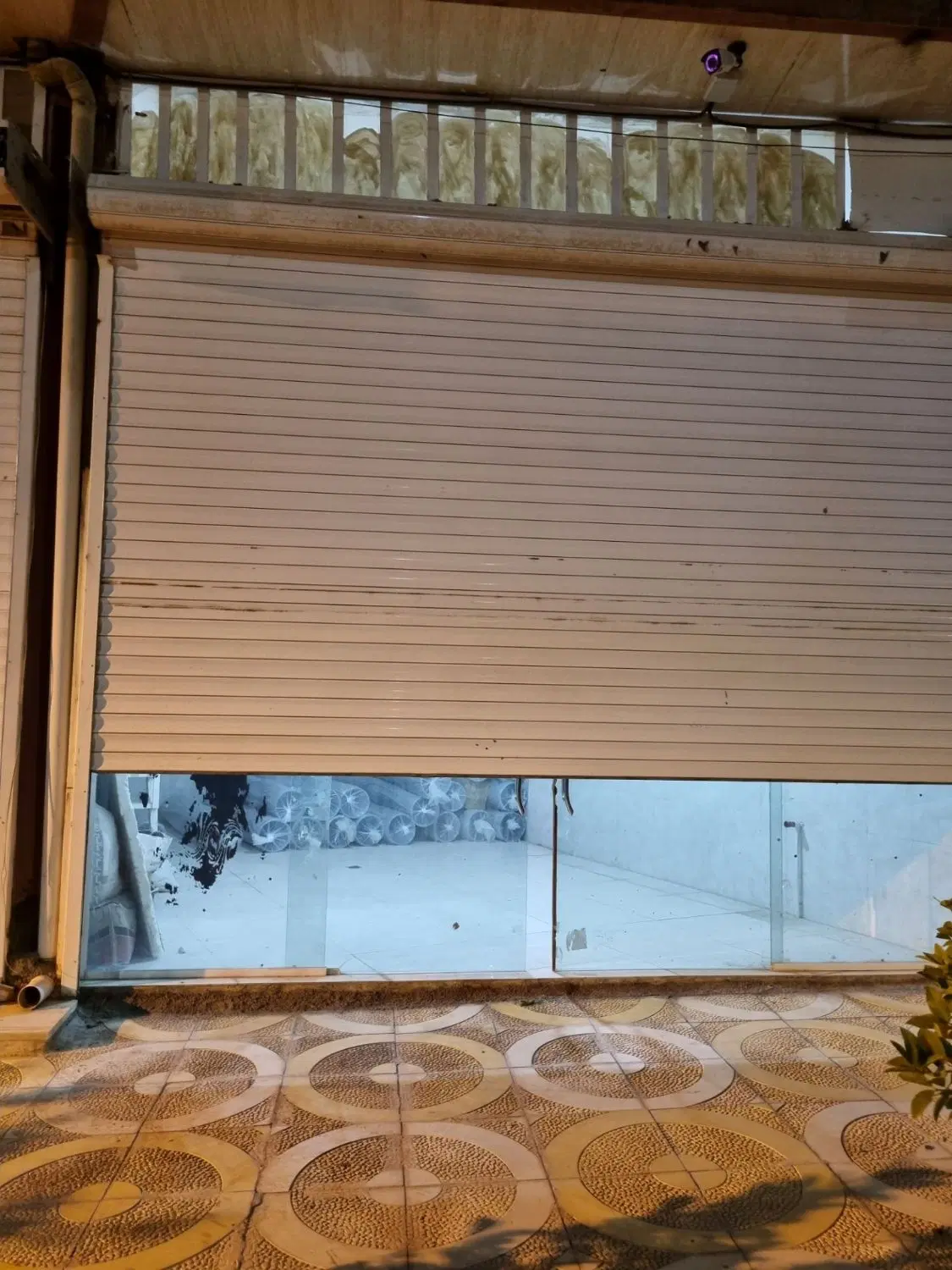 مغازه ۳۰ متری بر خیابان اصلی با امکانات کامل