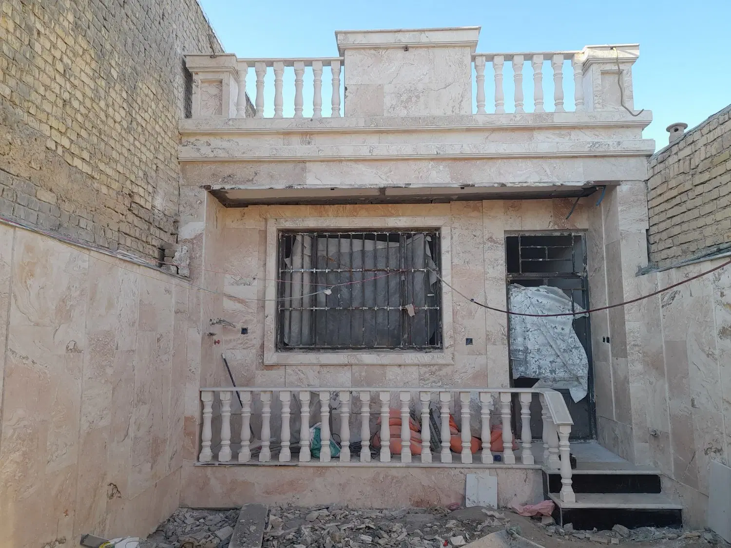 خانه نیمه کاره فرهنگسرا فروشی