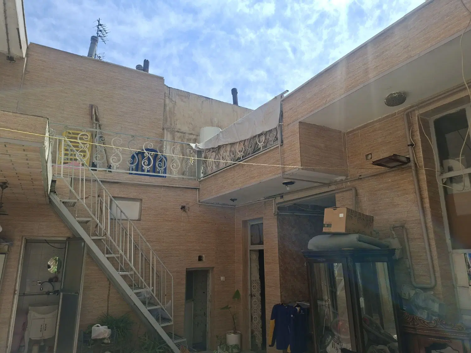 ۱۴۷ متر ویلایی گلستان ۱۵ چسبیده به پارک افشین