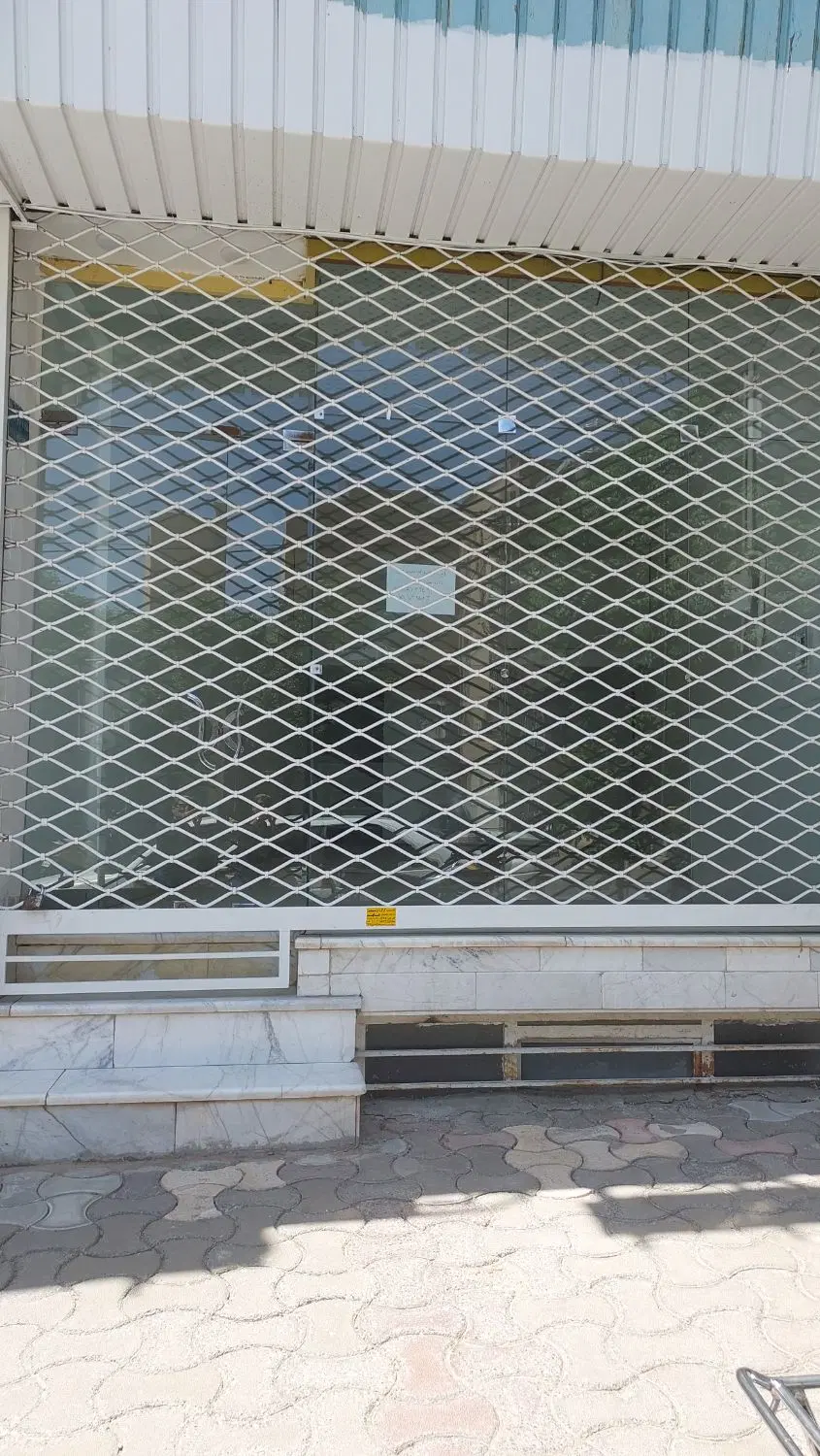 مغازه تجاری ابتدای خیابان حکیم