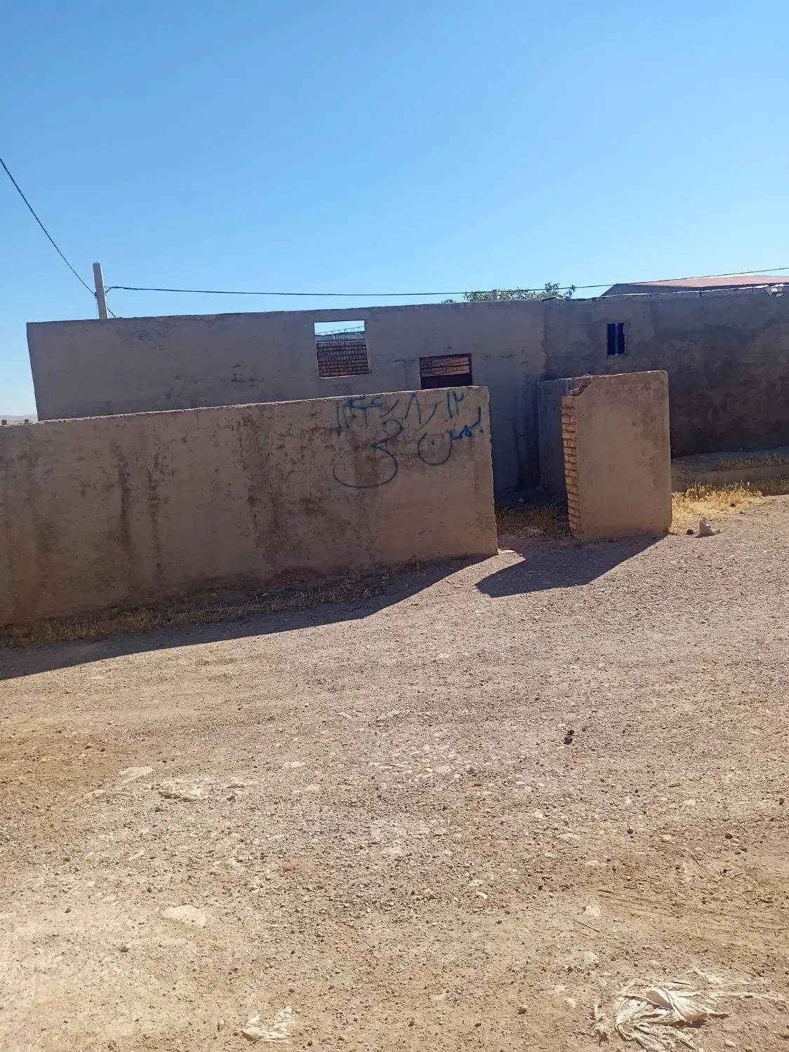 طویله نیمه کاره
