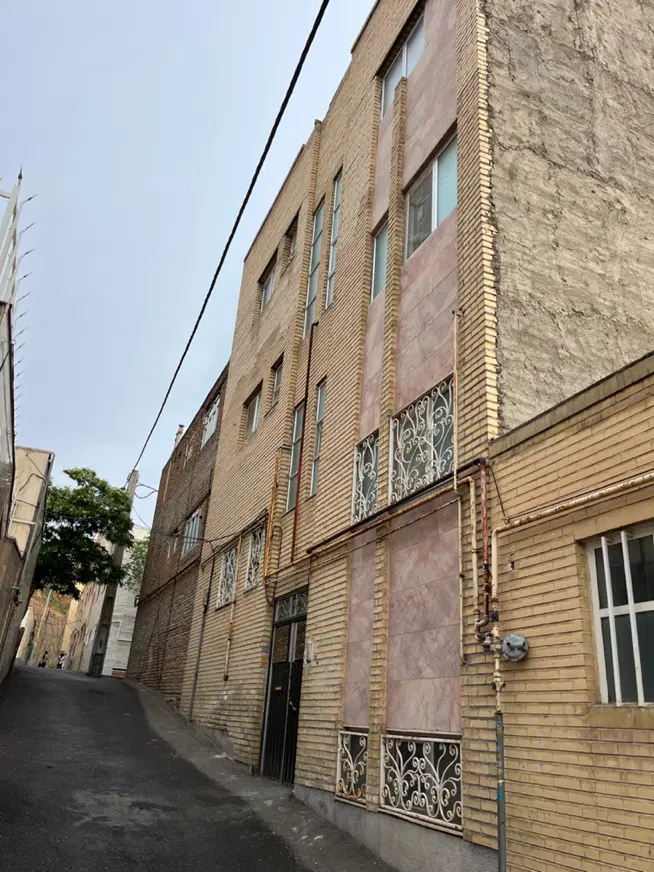 حیاط آپارتمان ۴ طبقه ارم