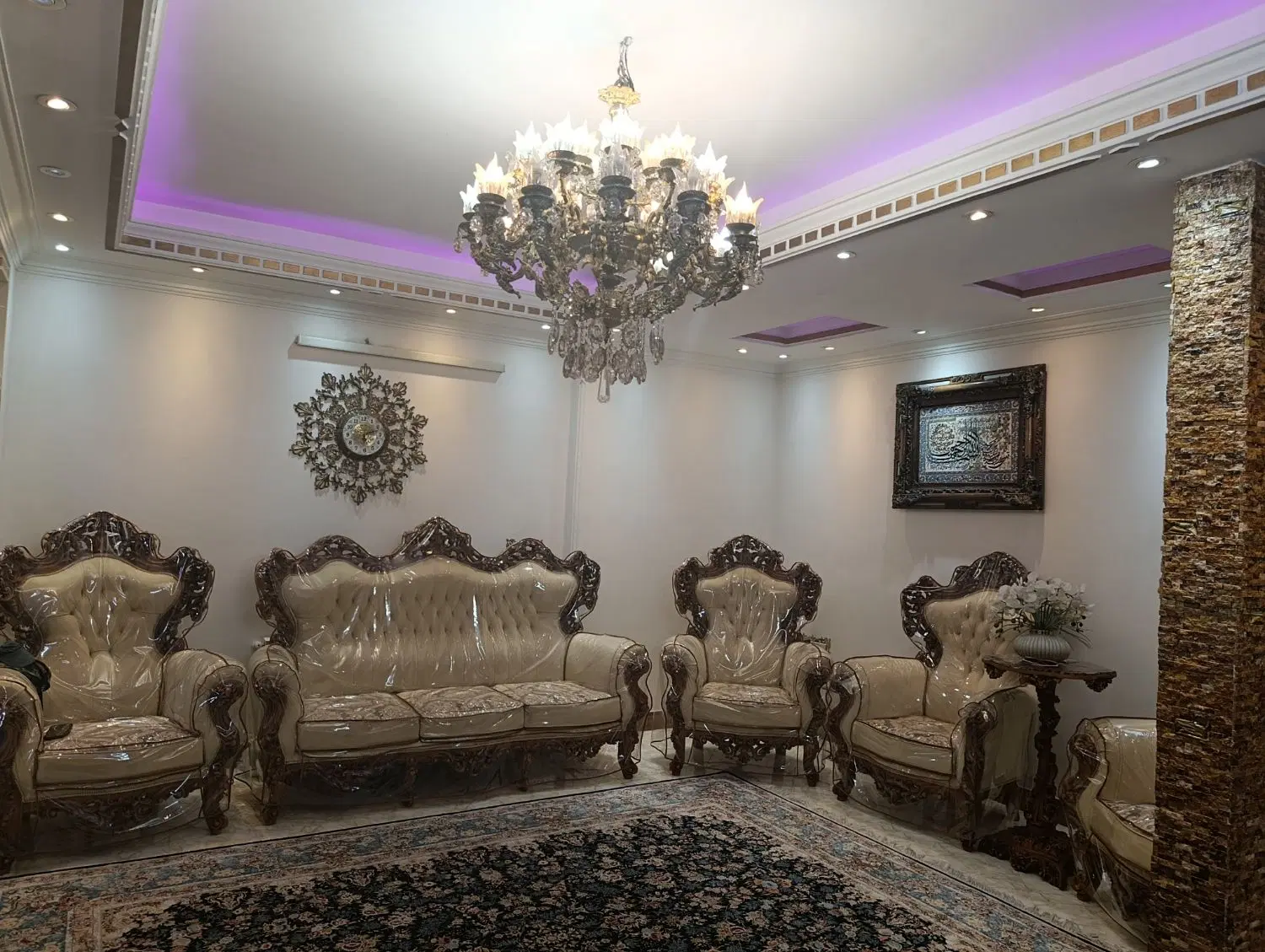 یک باب واحد مسکونی شامل سه طبقه و دو سرویس