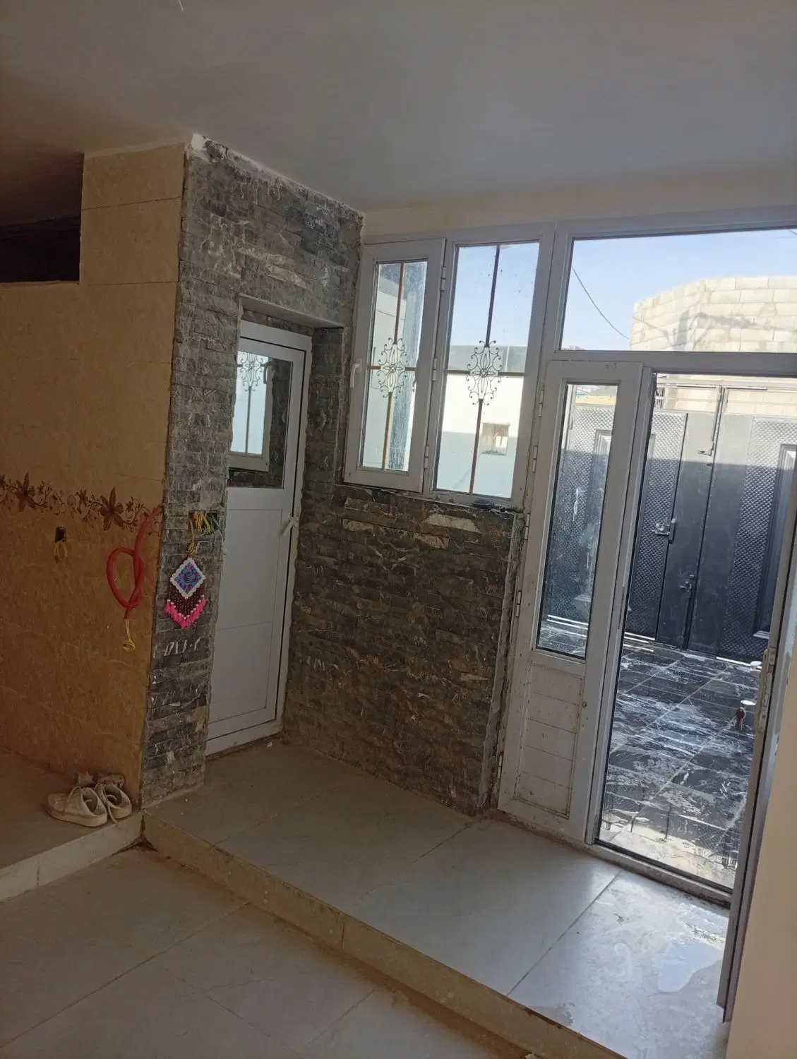 خانه شیک  حیاط دار قلعه سفید