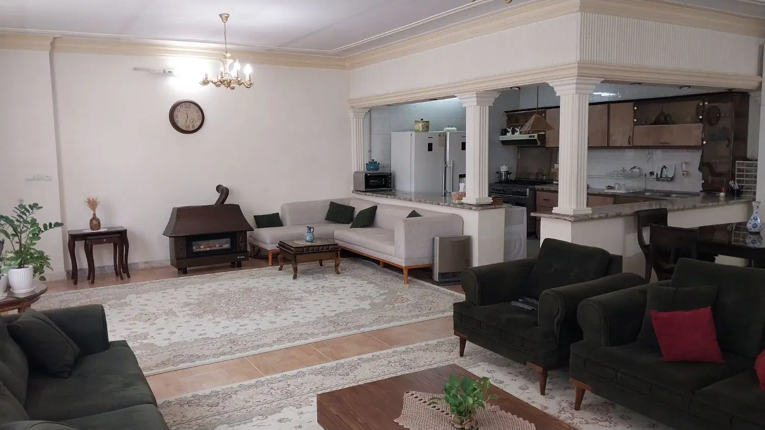 خانه ویلایی دل باز در محله آرام واقع درخیابان خیام