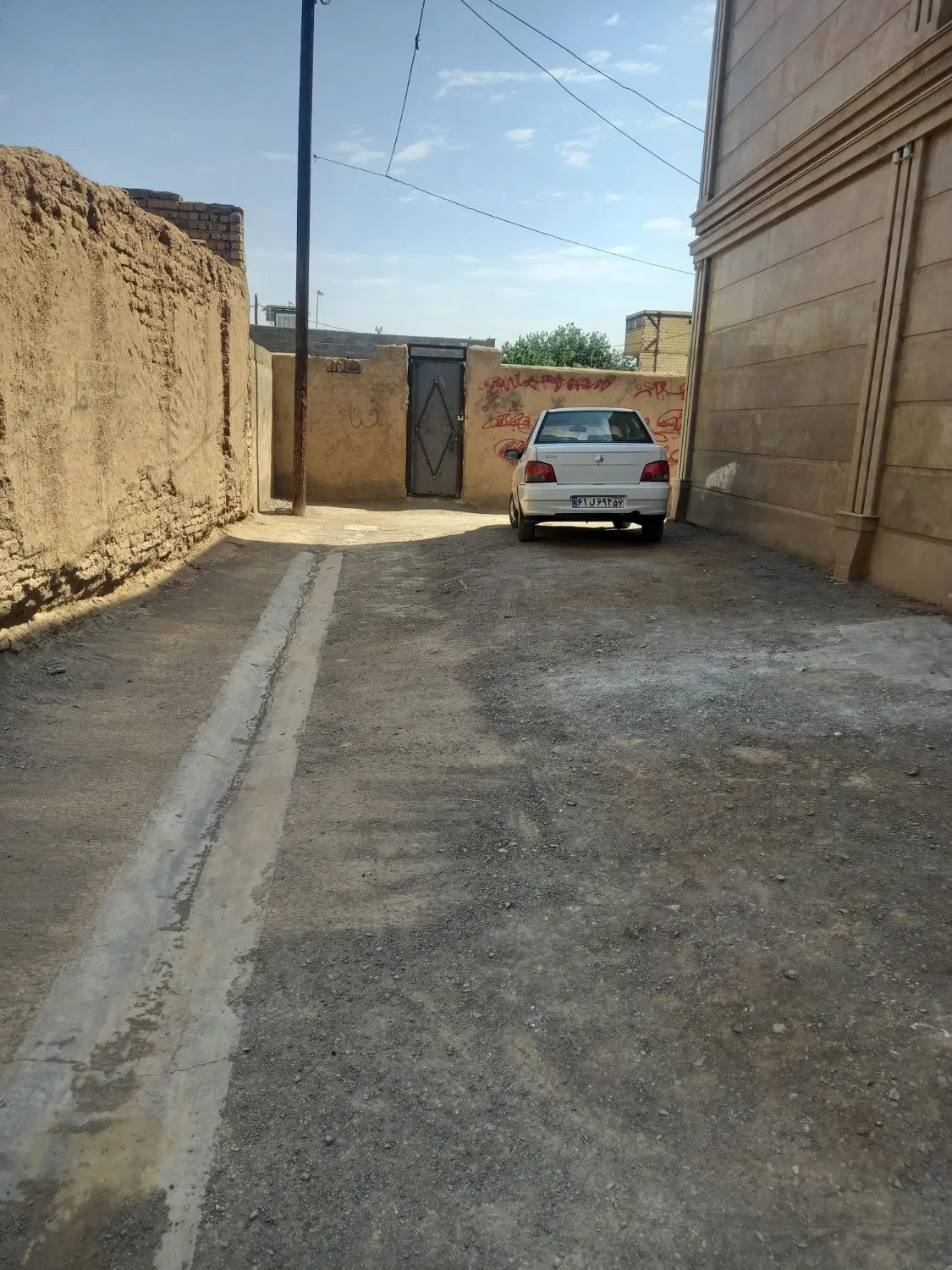 چهاردیواری مسکونی در فاصله ۸۰ کیلومتری تهران