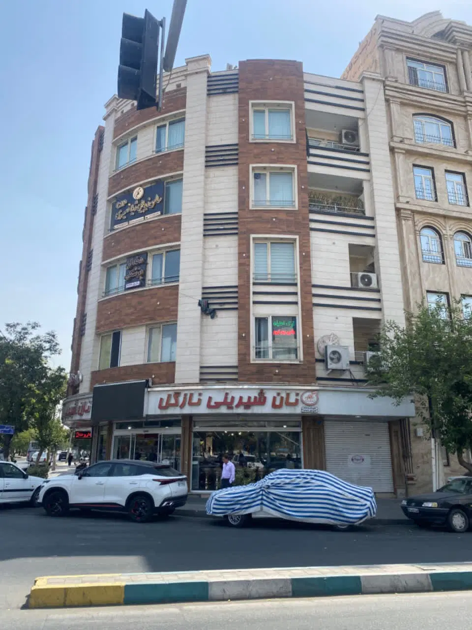 ملک تجاری ،اداری نبش چهارراه اصلی زیر قیمت منطقه