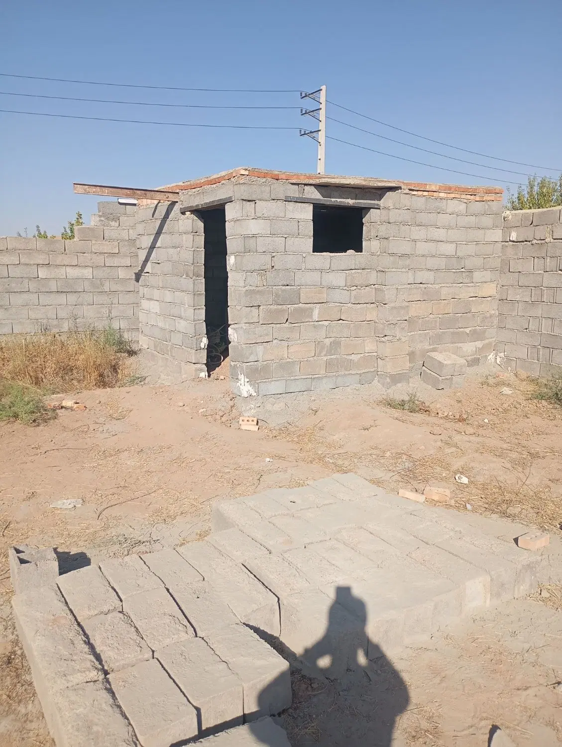 زمین حصارشده در شاجی بایک اتاق نیمه آماده