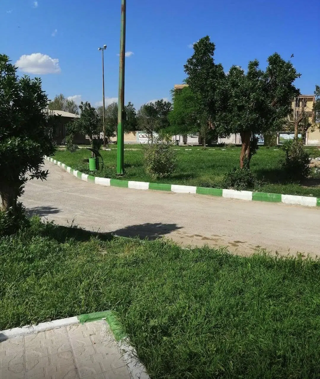 خانه دو طبقه تختی قدیمی بسیار مستحکم