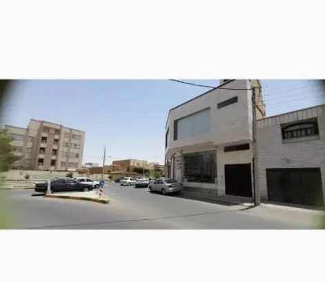 سه طبقه تجاری بر میدان