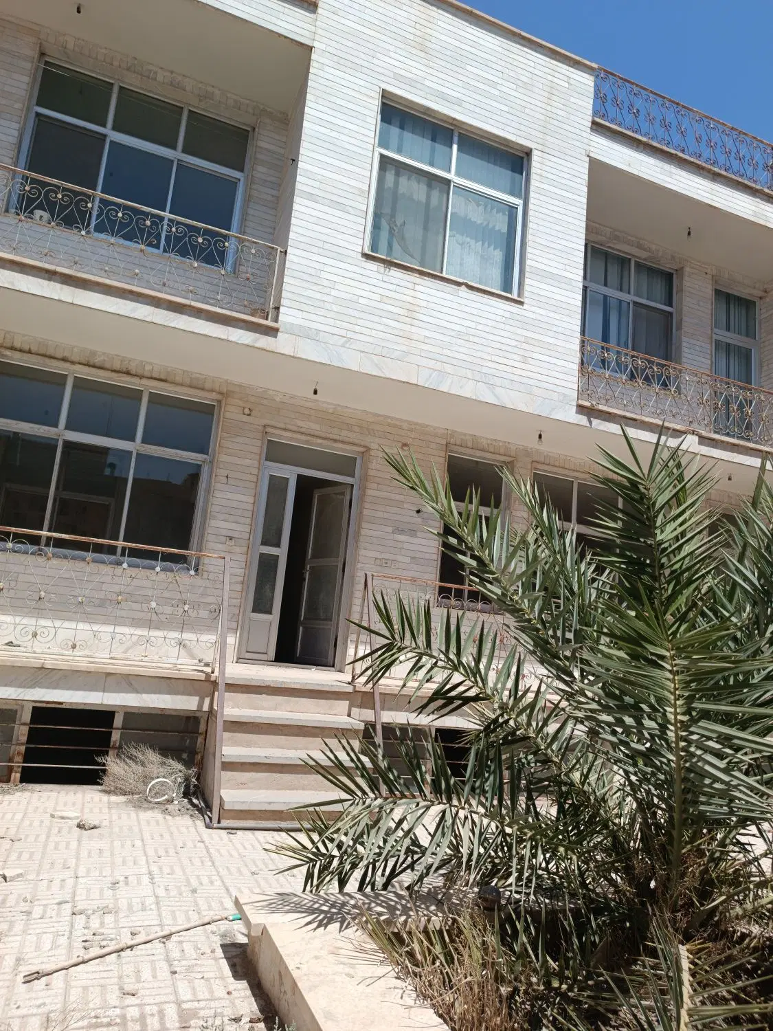 ساختمان دوطبقه ویلایی