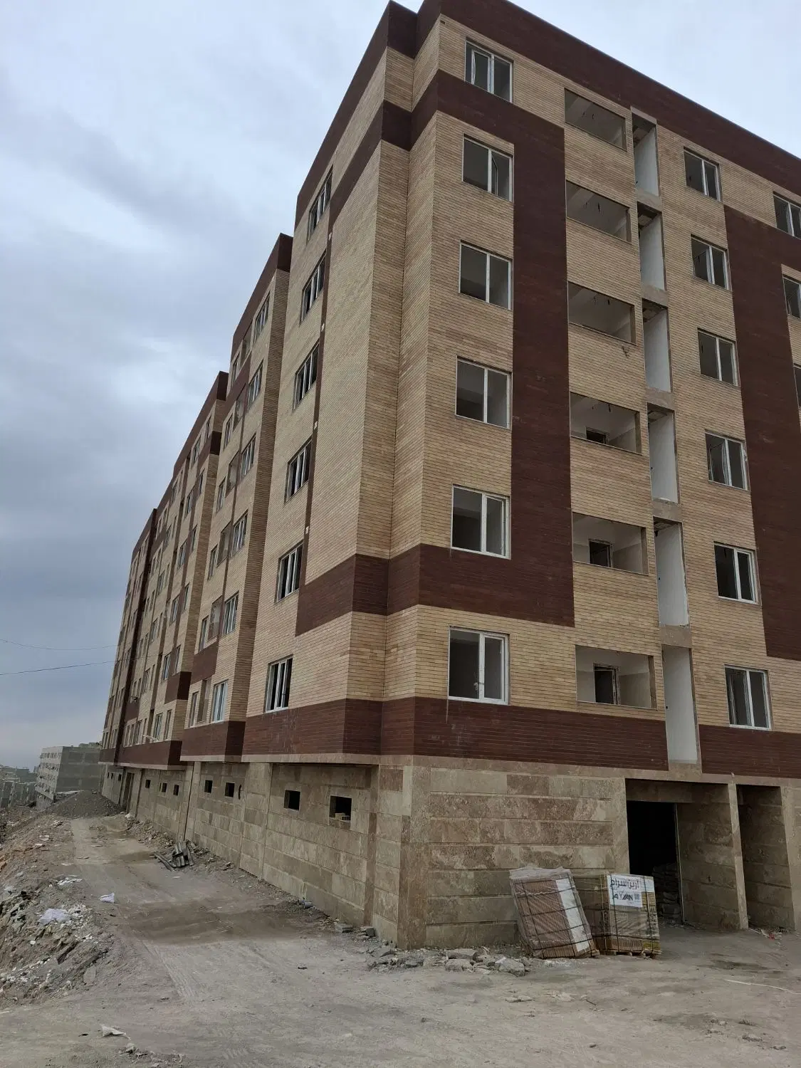 شهرک صدرا بتن کاوه ۸۱ متر با انباری