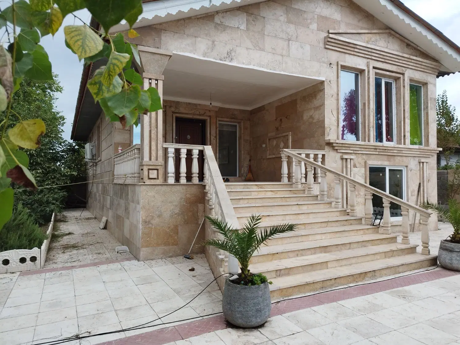 ویلا باغ ساحلی آرام و دلنشین
