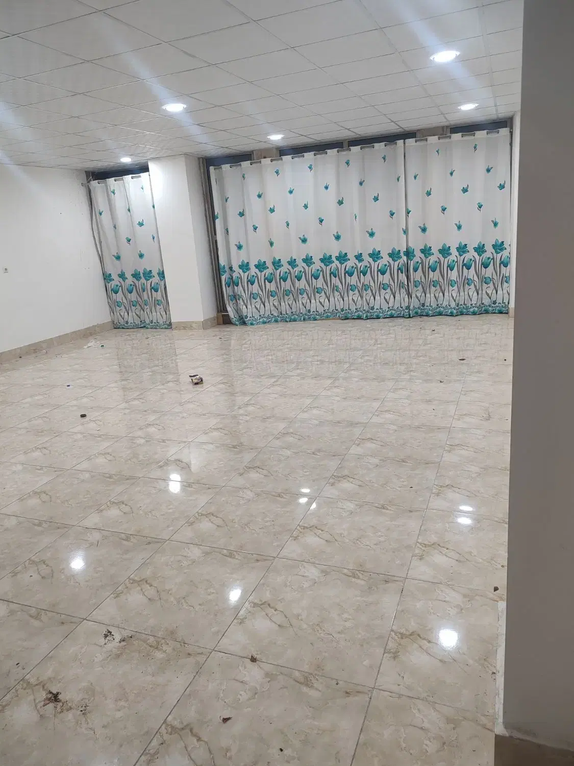 سالن تجاری 61 متری جهت فروش