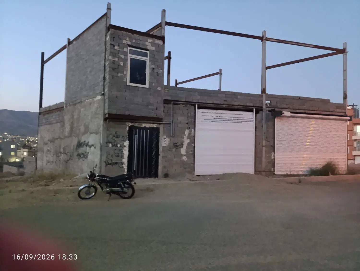 ملک 140متری دو دهنه مغازه با 80متر مسکونی با بالکن
