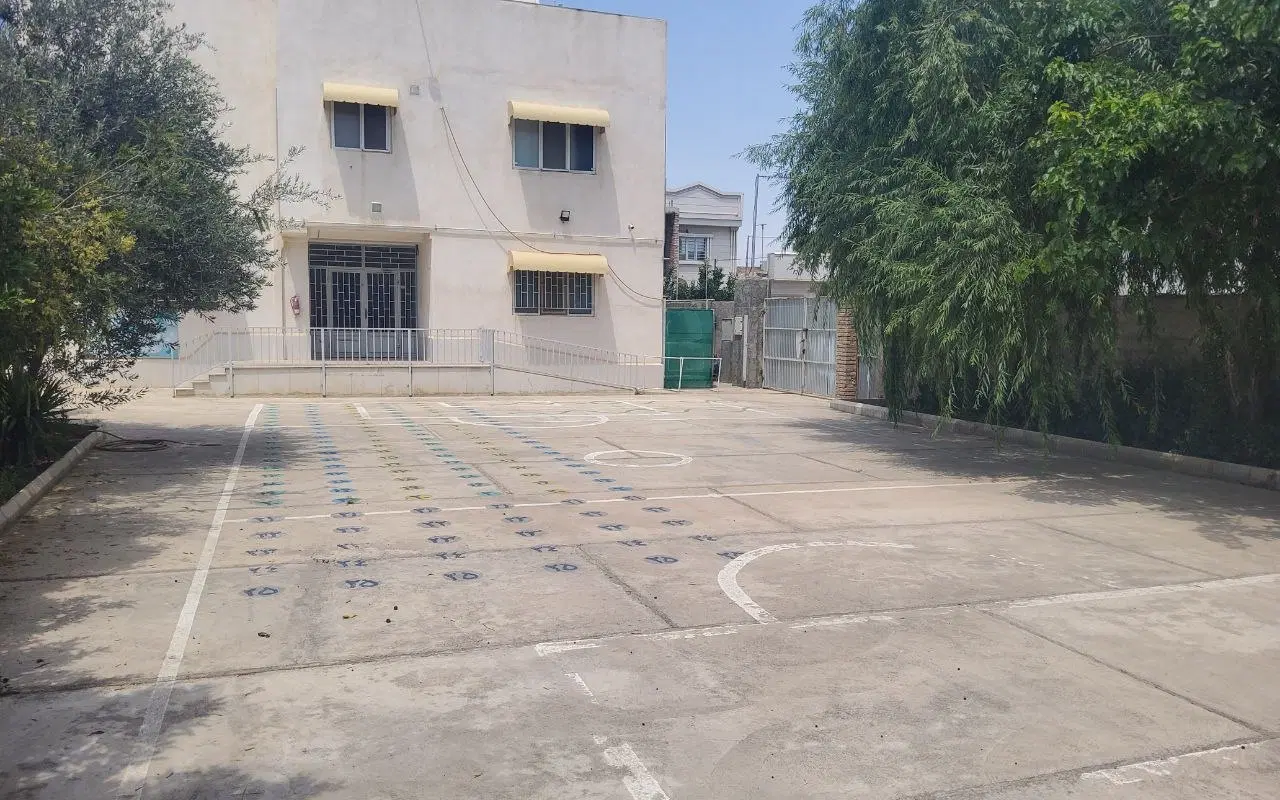 محیط آموزشی نوسازبا۳کلاس واتاق مدیریت و۱۰۰۰مترزمین