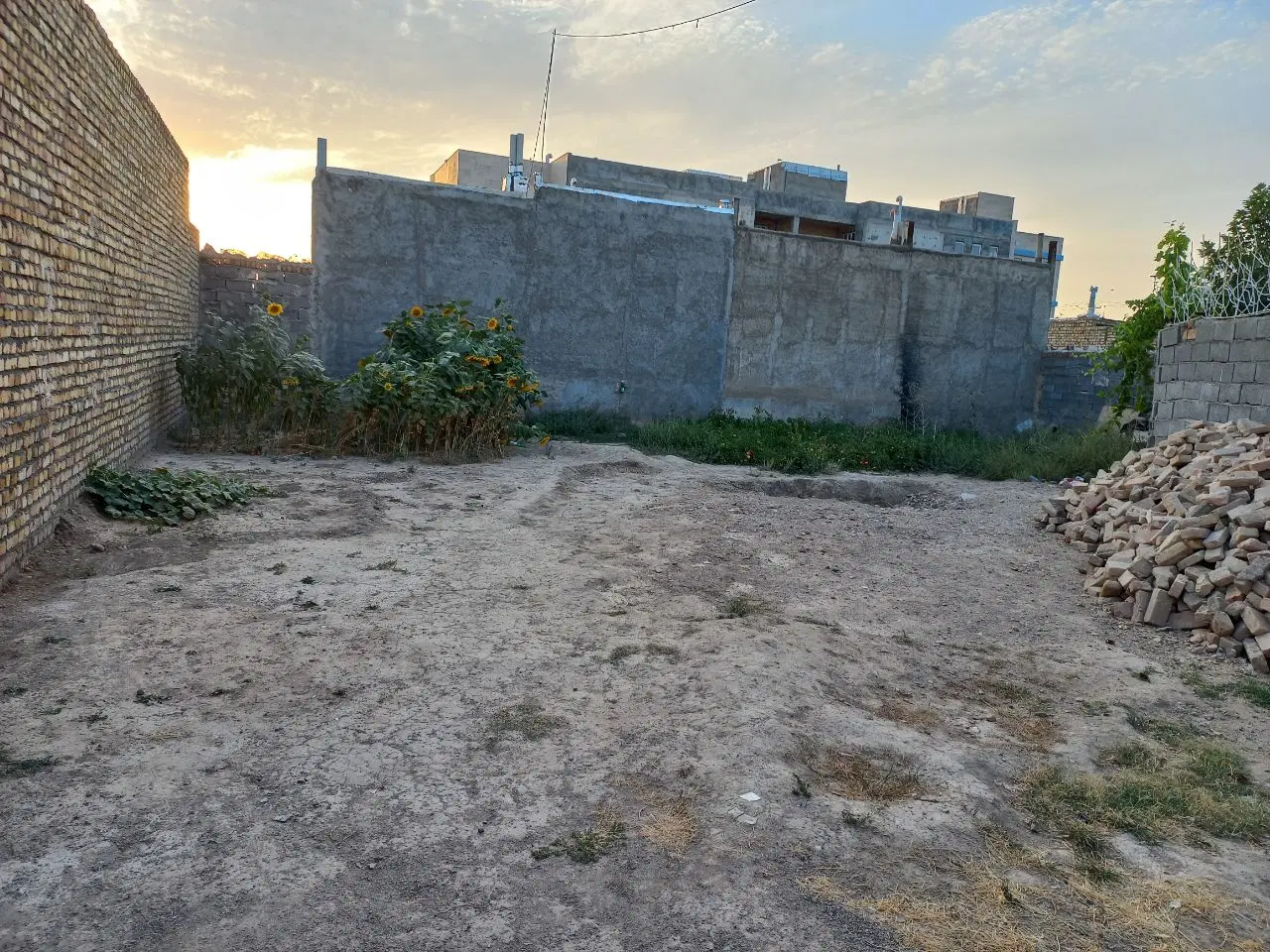 زمین مسکونی ۳۰۰ متر