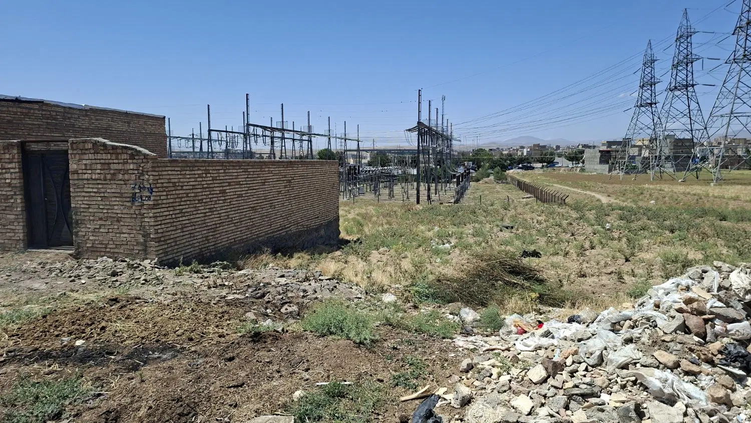 زمین پشت نیروگاه
