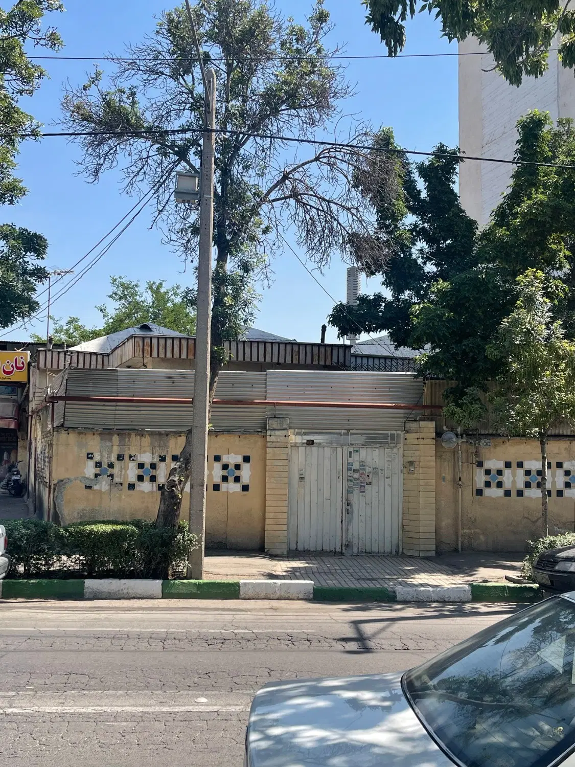خانه ویلایی کلنگی- حاشیه خیابان اصلی - سند تک برگ