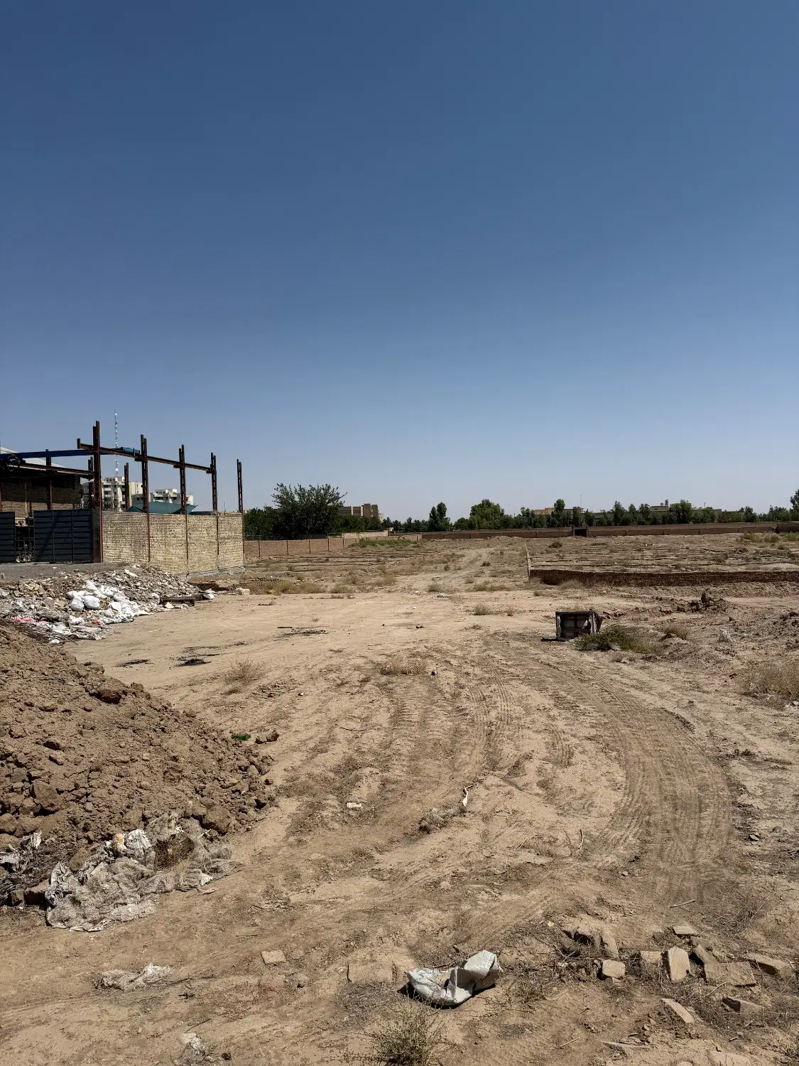 زمین لب خیابان