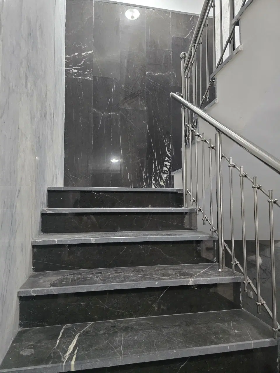 نوساز ۸۳ متری