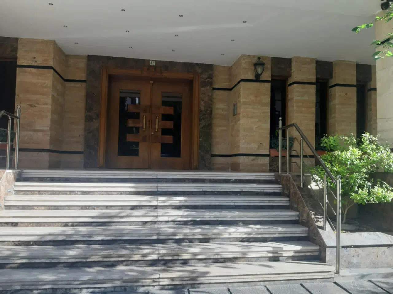 ۱۴۰متر_طبقه آخر_ آفتاب گیر حوالی کاج