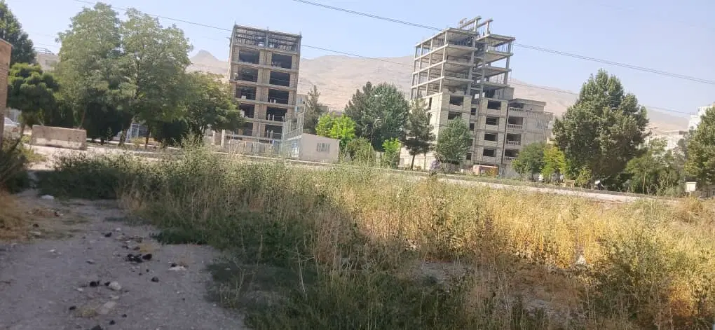 ۵۰۰ متر زمین با عرض ۱۵