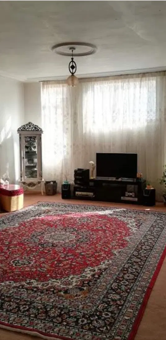 90 متری تک واحد طبقه دوم حیاط دار