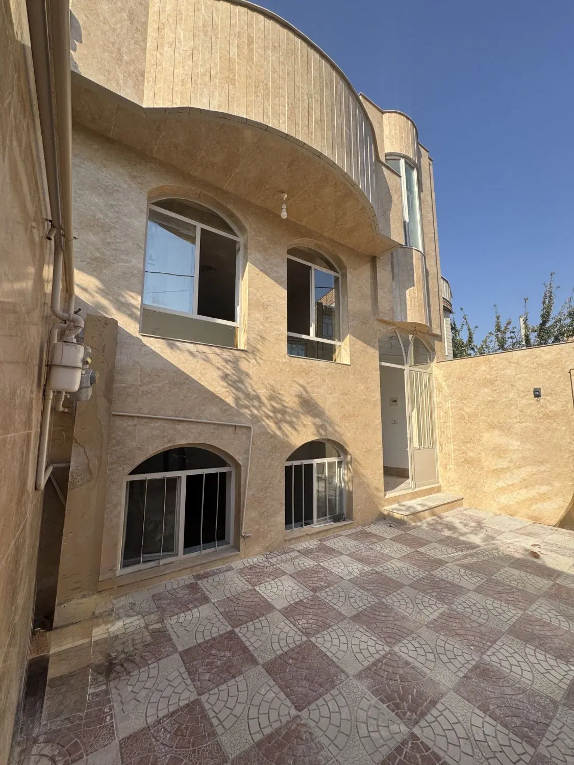 حیاط مسکونی ۲طبقه