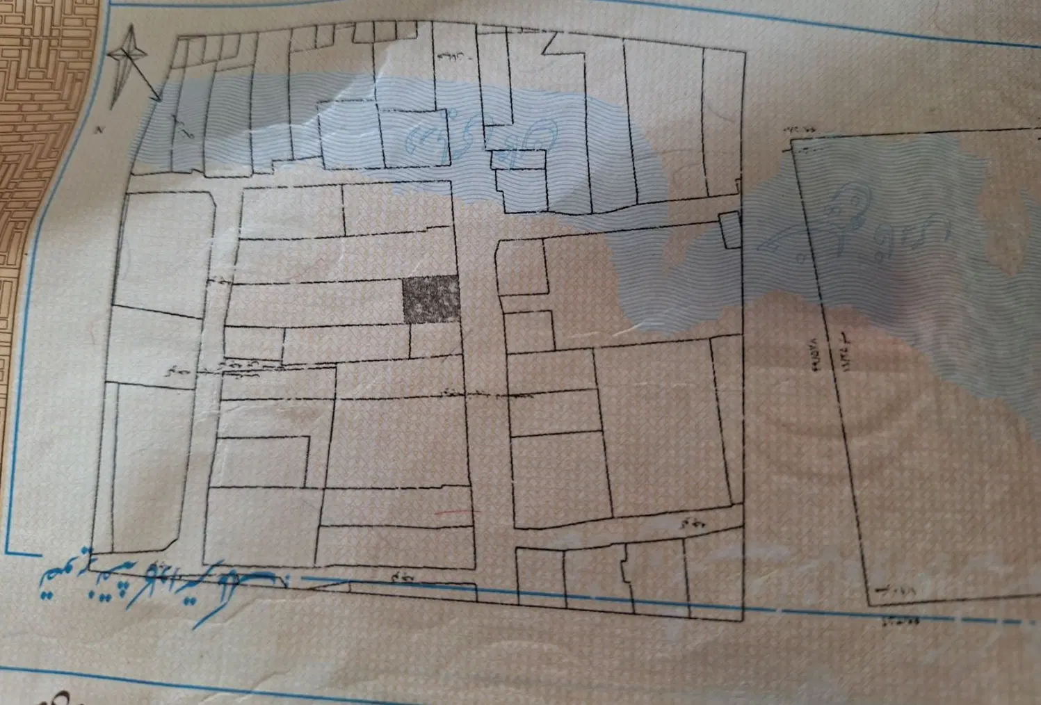 یک قطعه زمین مسکونی تفکیک شده و پروانه