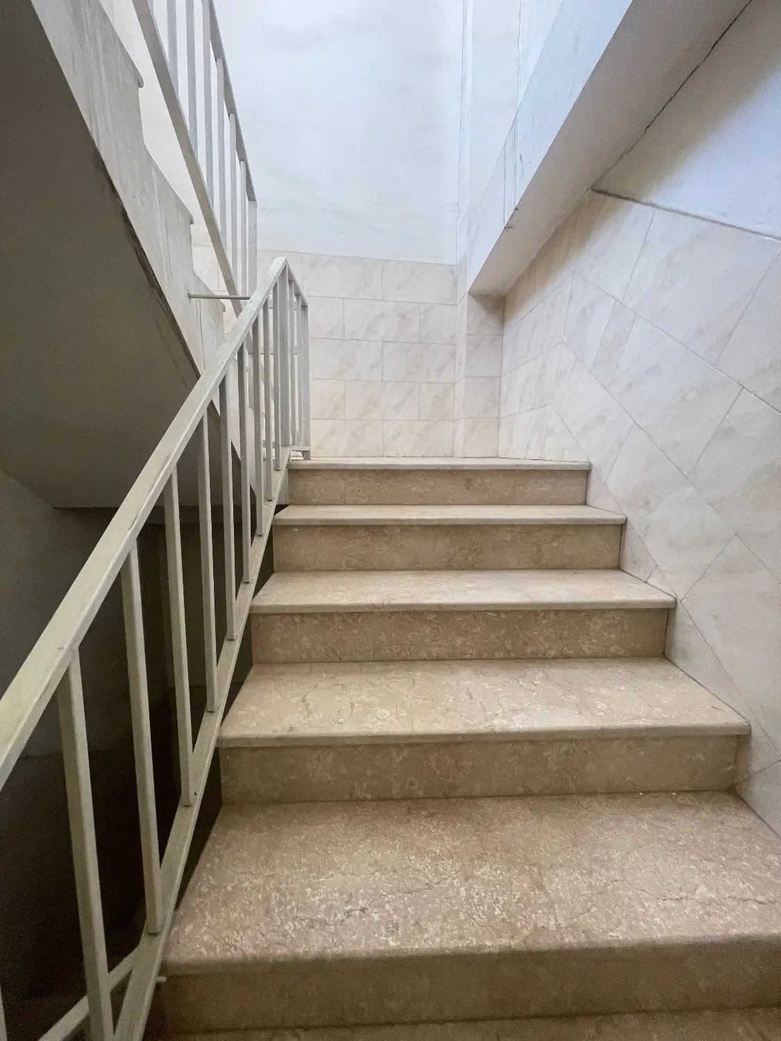 اجاره مسکونی اول ارم روبروی باغ سیب