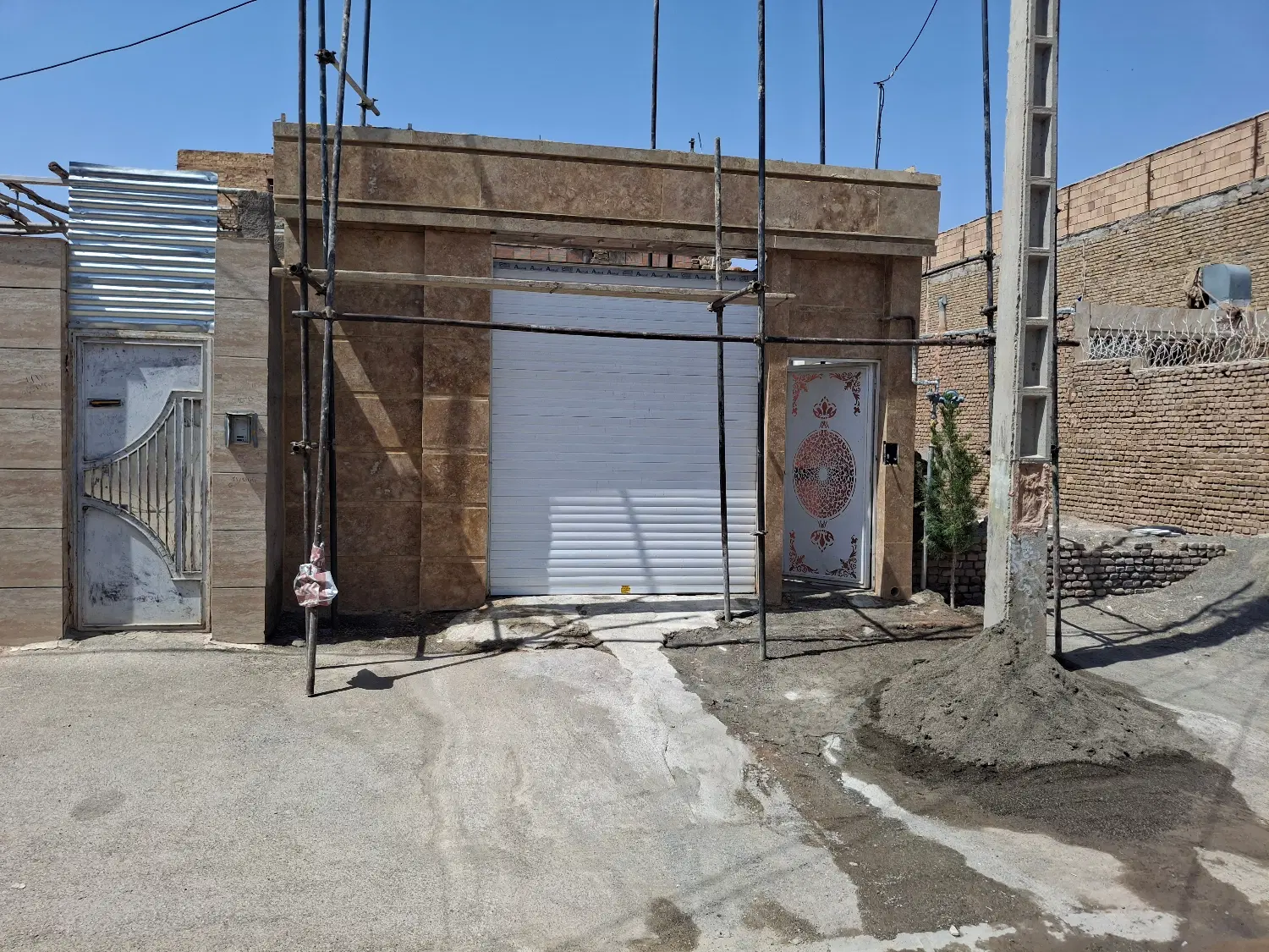 حیاط تازه ساخت شمس آبادی