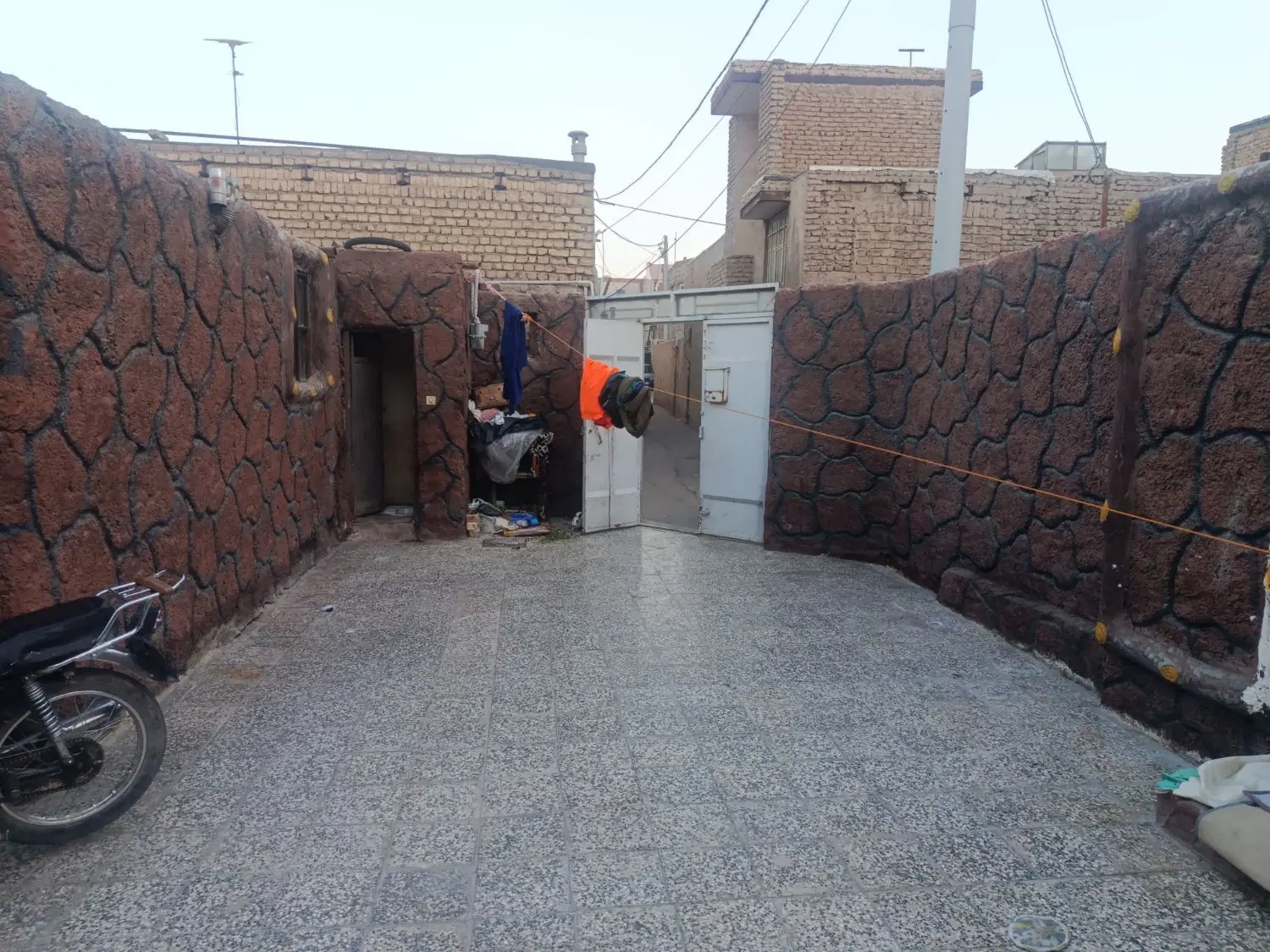 منزل مسکونی قدیمی در بهترین مکان با قیمت عالی